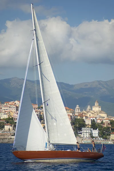 Altes segelboot während einer regatta auf dem panerai classic yac — Stockfoto