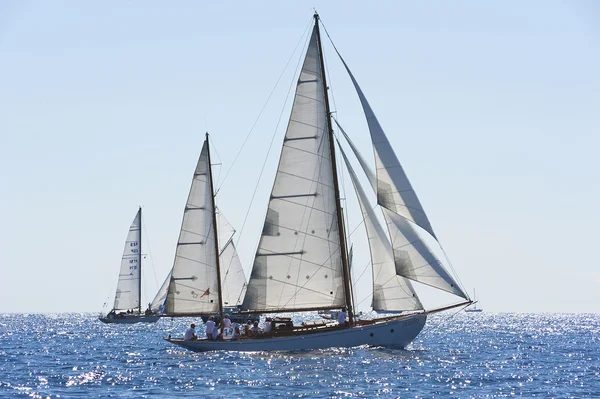 Gamla segelbåt under en regatta på panerai classic yac — Stockfoto