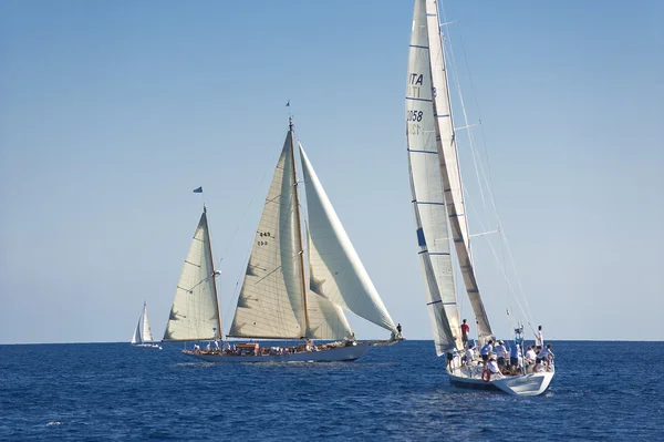 Ancien voilier lors d'une régate au Panerai Classic Yac — Photo