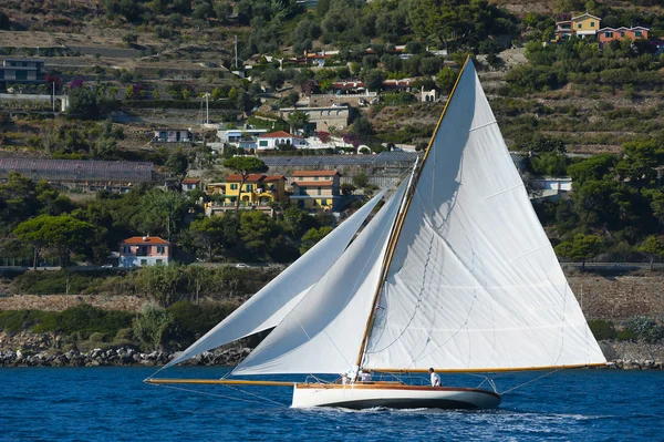 Ancien voilier lors d'une régate au Panerai Classic Yac — Photo