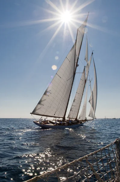 Gamla segelbåt under en regatta på panerai classic yac — Stockfoto