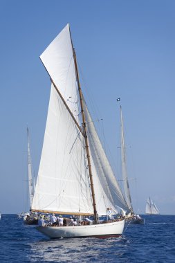 oude zeilboot tijdens een regatta op de klassieke yac panerai
