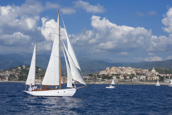 Gamla segelbåt under en regatta på panerai classic yac — Stockfoto