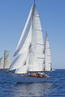 oude zeilboot tijdens een regatta op de klassieke yac panerai