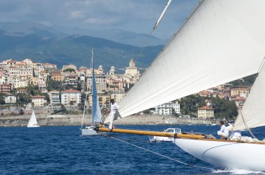 oude zeilboot tijdens een regatta op de klassieke yac panerai