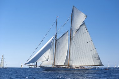 oude zeilboot tijdens een regatta op de klassieke yac panerai