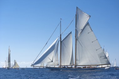 oude zeilboot tijdens een regatta op de klassieke yac panerai