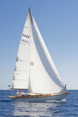 oude zeilboot tijdens een regatta op de klassieke yac panerai