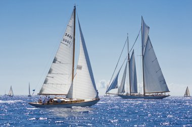 oude zeilboot tijdens een regatta op de klassieke yac panerai
