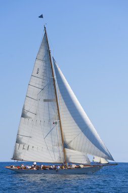 oude zeilboot tijdens een regatta op de klassieke yac panerai