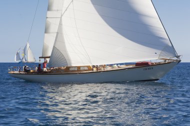 oude zeilboot tijdens een regatta op de klassieke yac panerai