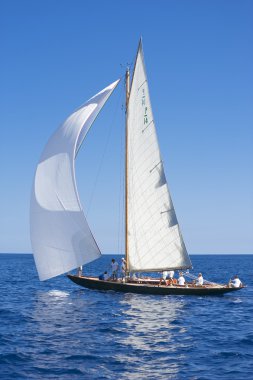 oude zeilboot tijdens een regatta op de klassieke yac panerai