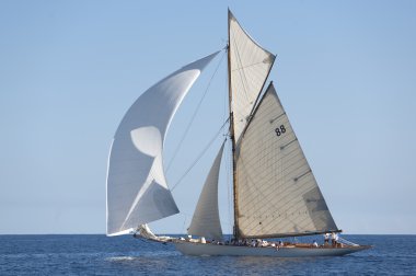 oude zeilboot tijdens een regatta op de klassieke yac panerai