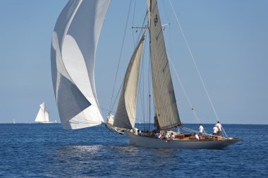 oude zeilboot tijdens een regatta op de klassieke yac panerai