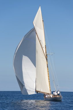 oude zeilboot tijdens een regatta op de klassieke yac panerai