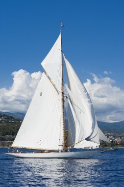 oude zeilboot tijdens een regatta op de klassieke yac panerai