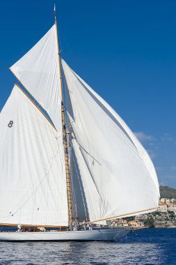 oude zeilboot tijdens een regatta op de klassieke yac panerai