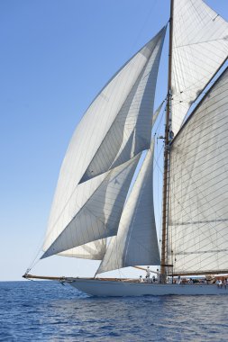 oude zeilboot tijdens een regatta op de klassieke yac panerai