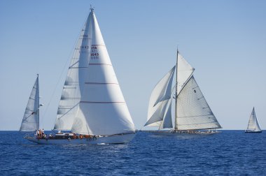oude zeilboot tijdens een regatta op de klassieke yac panerai