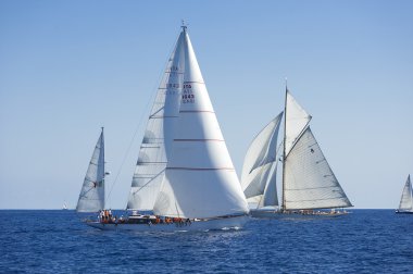 oude zeilboot tijdens een regatta op de klassieke yac panerai