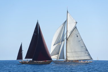 oude zeilboot tijdens een regatta op de klassieke yac panerai