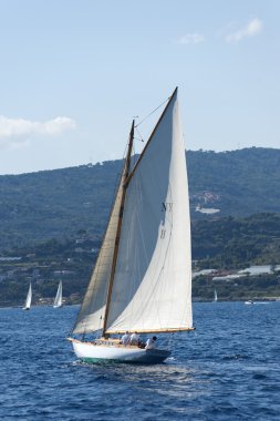oude zeilboot tijdens een regatta op de klassieke yac panerai
