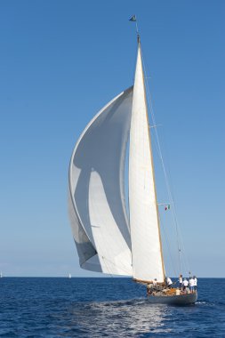 oude zeilboot tijdens een regatta op de klassieke yac panerai