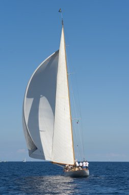 oude zeilboot tijdens een regatta op de klassieke yac panerai