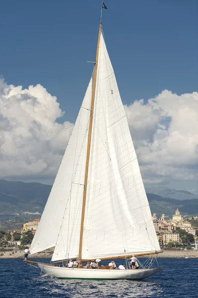 Gamla segelbåt under en regatta på panerai classic yac — Stockfoto