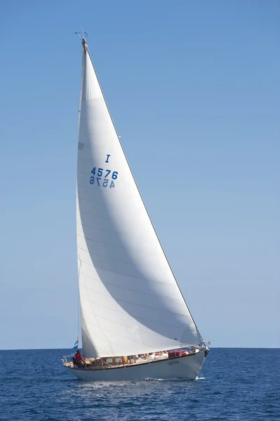 Oude zeilboot tijdens een regatta op de klassieke yac panerai — Stockfoto