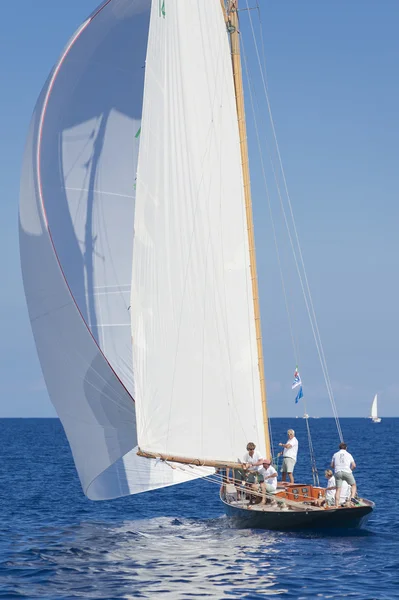 Gamla segelbåt under en regatta på panerai classic yac — Stockfoto