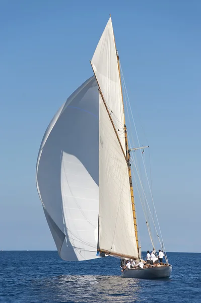 Gamla segelbåt under en regatta på panerai classic yac — Stockfoto