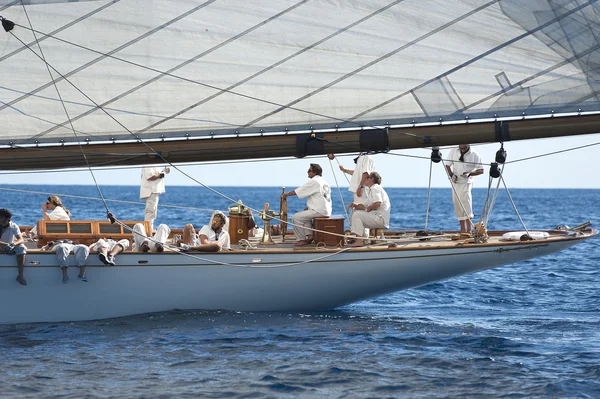 Gamla segelbåt under en regatta på panerai classic yac — Stockfoto