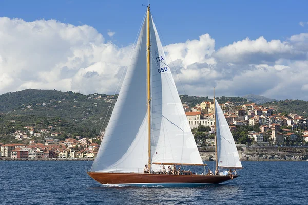 Ancien voilier lors d'une régate au Panerai Classic Yac — Photo