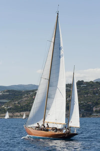 Gamla segelbåt under en regatta på panerai classic yac — Stockfoto