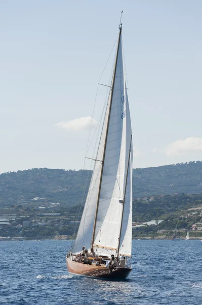 Ancien voilier lors d'une régate au Panerai Classic Yac — Photo