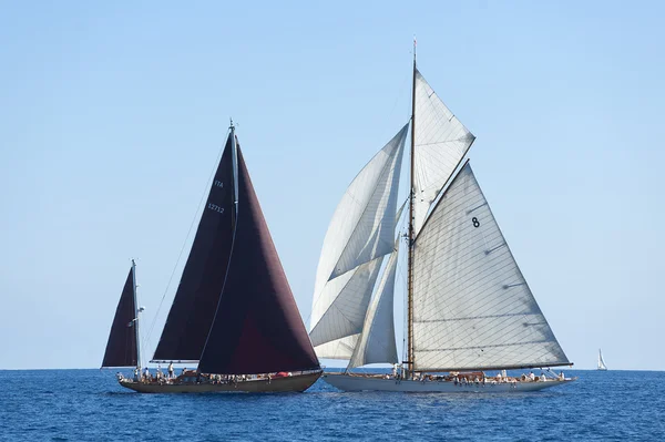 Gamla segelbåt under en regatta på panerai classic yac — Stockfoto