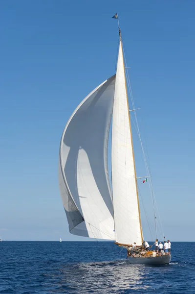 Gamla segelbåt under en regatta på panerai classic yac — Stockfoto