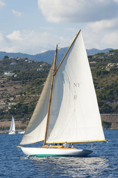 Altes segelboot während einer regatta auf dem panerai classic yac — Stockfoto