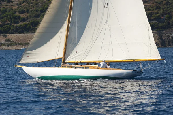 Ancien voilier lors d'une régate au Panerai Classic Yac — Photo