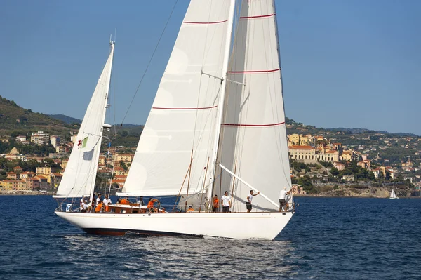 Gamla segelbåt under en regatta på panerai classic yac — Stockfoto