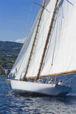 oude zeilboot tijdens een regatta op de klassieke yac panerai