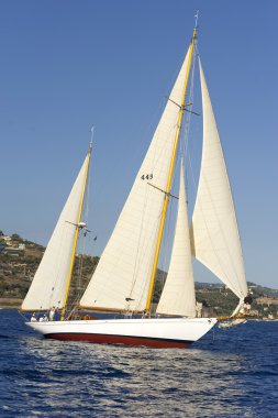 oude zeilboot tijdens een regatta op de klassieke yac panerai