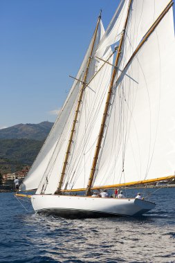oude zeilboot tijdens een regatta op de klassieke yac panerai