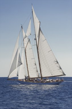 oude zeilboot tijdens een regatta op de klassieke yac panerai