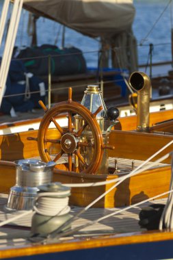 oude zeilboot tijdens een regatta op de klassieke yac panerai