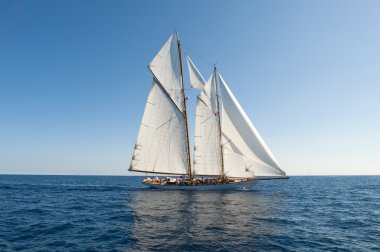 oude zeilboot tijdens een regatta op de klassieke yac panerai