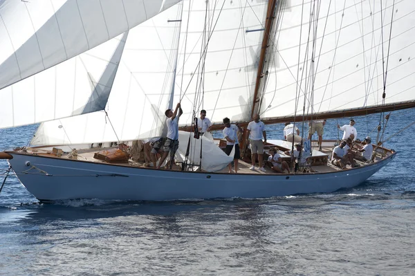 Gamla segelbåt under en regatta på panerai classic yac — Stockfoto