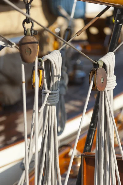 Gammel seilbåt under en regatta på Panerai Classic Yac – stockfoto