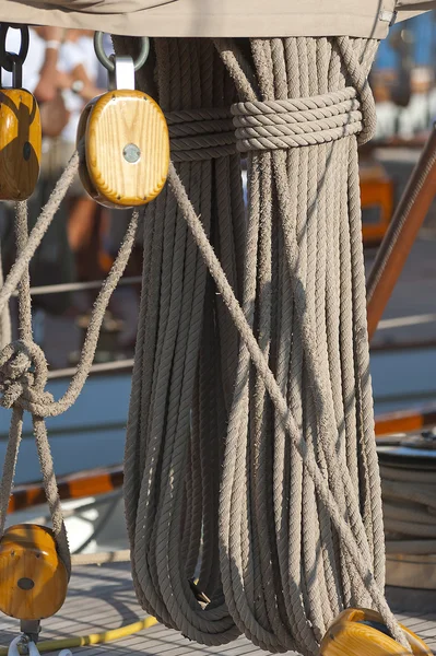 Gamla segelbåt under en regatta på panerai classic yac — Stockfoto